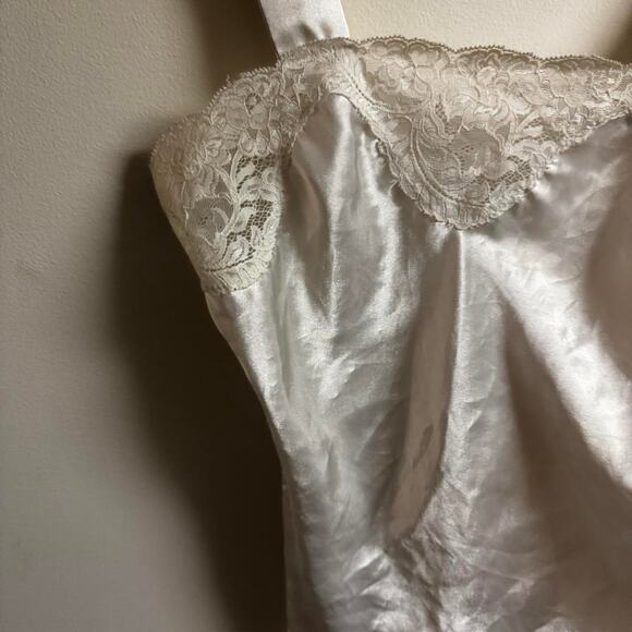 Cream and white lace and satin top - Picture 3 of 6